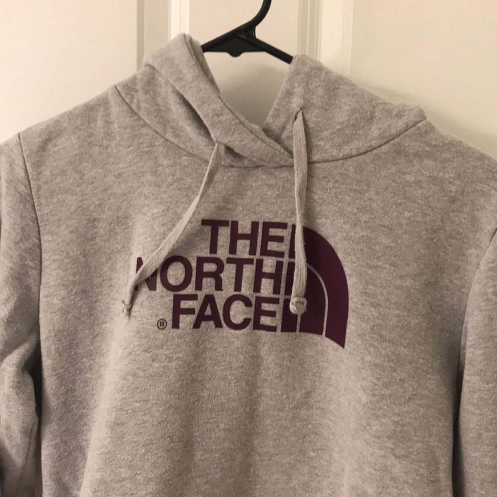Never worn NORTH FACE sweatshirt